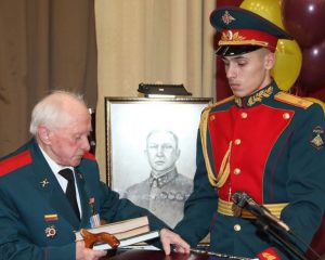 Участник Великой Отечественной войны Василий ПРОНИН передаёт в фонд музея 11-й (16-й) гвардейской Краснознамённой армии книги, рассказывающие о боевом пути прославленного объединения.