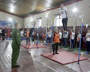 Выполнение упражнения на перекладине.
