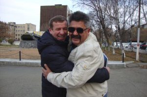 Радостная встреча однокашников.