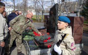 Моменты возложения цветов к памятнику.