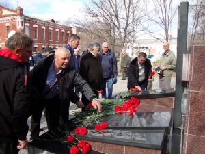 Моменты возложения цветов к памятнику.