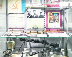 Бронекатера, тральщики и пароходы.
