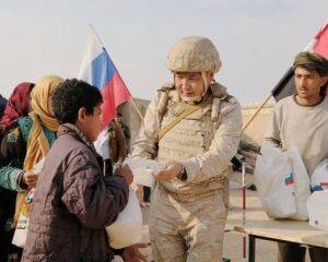 Российские военнослужащие доставили гуманитарные грузы в три сирийские провинции.