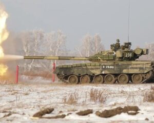 Соблюдая принцип огневого прикрытия.