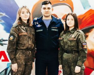 Рядом с героем.