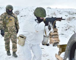 Перенимая боевой опыт наставников.