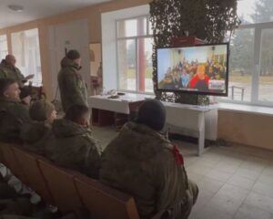 Родные с экрана шлют привет защитникам.