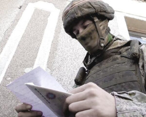 Когда приходит почта полевая, солдат теплом далёким обогрет.