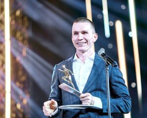 Лауреат премии армейский лыжник Александр Большунов.