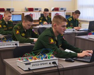 С высокими требованиями к квалификации кадров