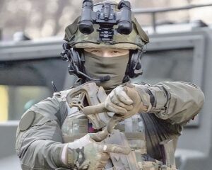 Опорный край своих не бросит