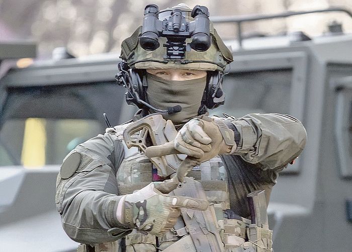 Опорный край своих не бросит
