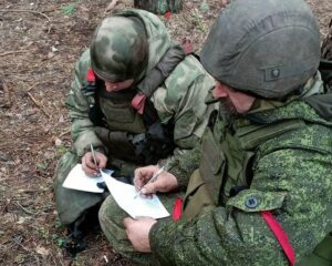 В глазах слёзы, на губах улыбка