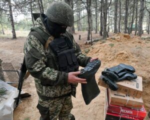 С возрастающим размахом.