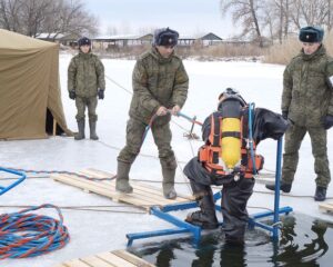 На суше, на воде и под водой ведём порой незримый бой.
