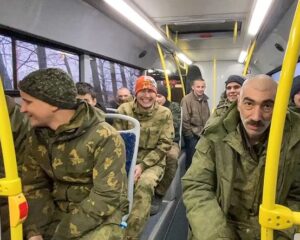 Вернулись домой в канун Нового года.