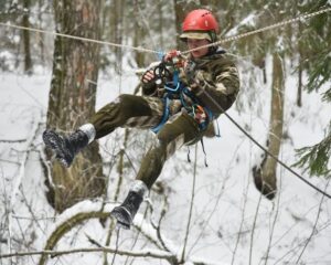 На лесном маршруте с компасом в руках