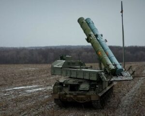 Не давая врагу передышки.