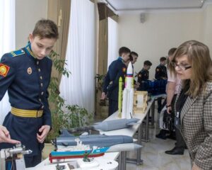 С неподдельным интересом.