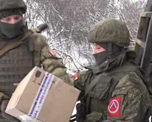 На передовую почта доставляется и днём, и ночью.
