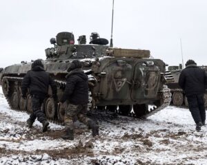 В условиях, близких к боевым.