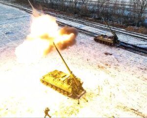 Нанося противнику максимальный урон.