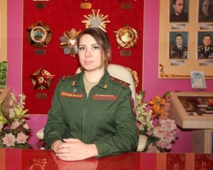 По семейному офицерскому курсу.