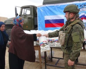 Российские военнослужащие доставили сирийцам восемь тонн гуманитарных грузов