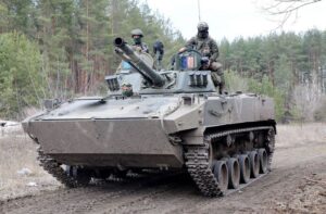 Десантники изгоняют противника из Кременского леса