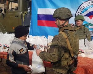 Российские военнослужащие доставили очередную партию гуманитарной помощи жителям Латакии