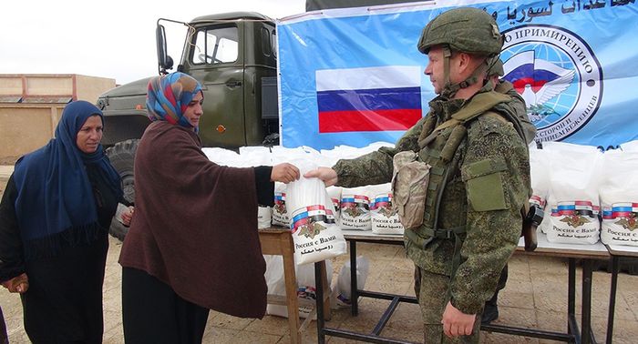 Российские военнослужащие передали жителям Алеппо пять тонн гуманитарных грузов