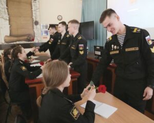 Под Андреевским флагом и с розой в руках