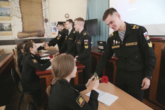 Под Андреевским флагом и с розой в руках