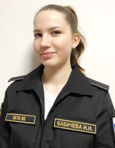 Ей флотская форма к лицу