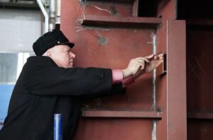 Генерал-майор ШЕИН К.Г. прикрепляет закладную доску к секции судна.
