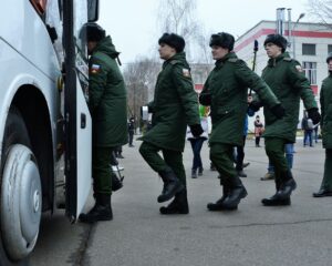 Ждёт служба ратная ребят в воинских частях страны.