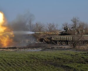 Потрясая противника огненными каруселями.