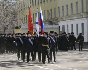 Дружный экипаж «Ленкома» разных поколений.