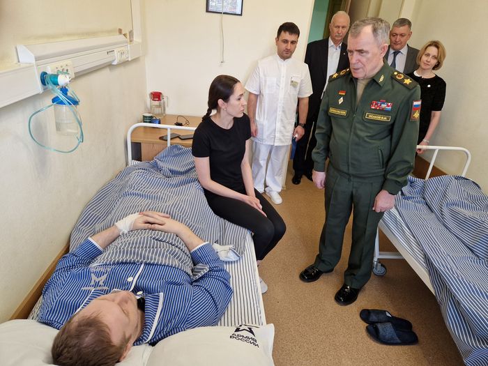 С поклоном за служение Родине