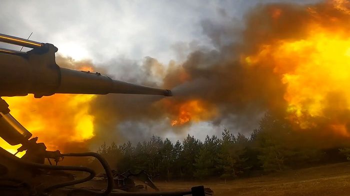 Подвигов солнечный свет озаряет героям дорогу
