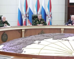 Большая работа по поддержанию боевого духа.