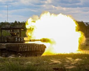 Отстаивая право на свободу, идут к победе воины России.