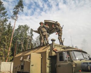 Незримые нити управления войсками в надёжных руках.