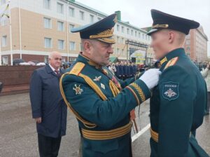 Застыли по команде лейтенанты