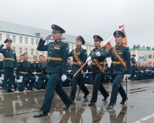 Застыли по команде лейтенанты