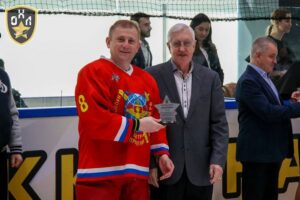 Капитан команды «Патриот» Сергей КОБОЗЕВ и двукратный олимпийский чемпион по хоккею Борис Михайлов.