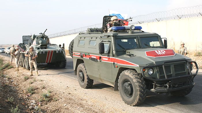 Российские военные полицейские осуществляют патрулирование на севере Сирии