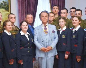 Сохраняя свет души героя.
