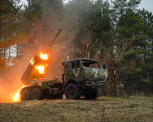 Гордимся увенчанной славою Отчизной своей.
