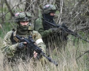 На максимальной дальности.